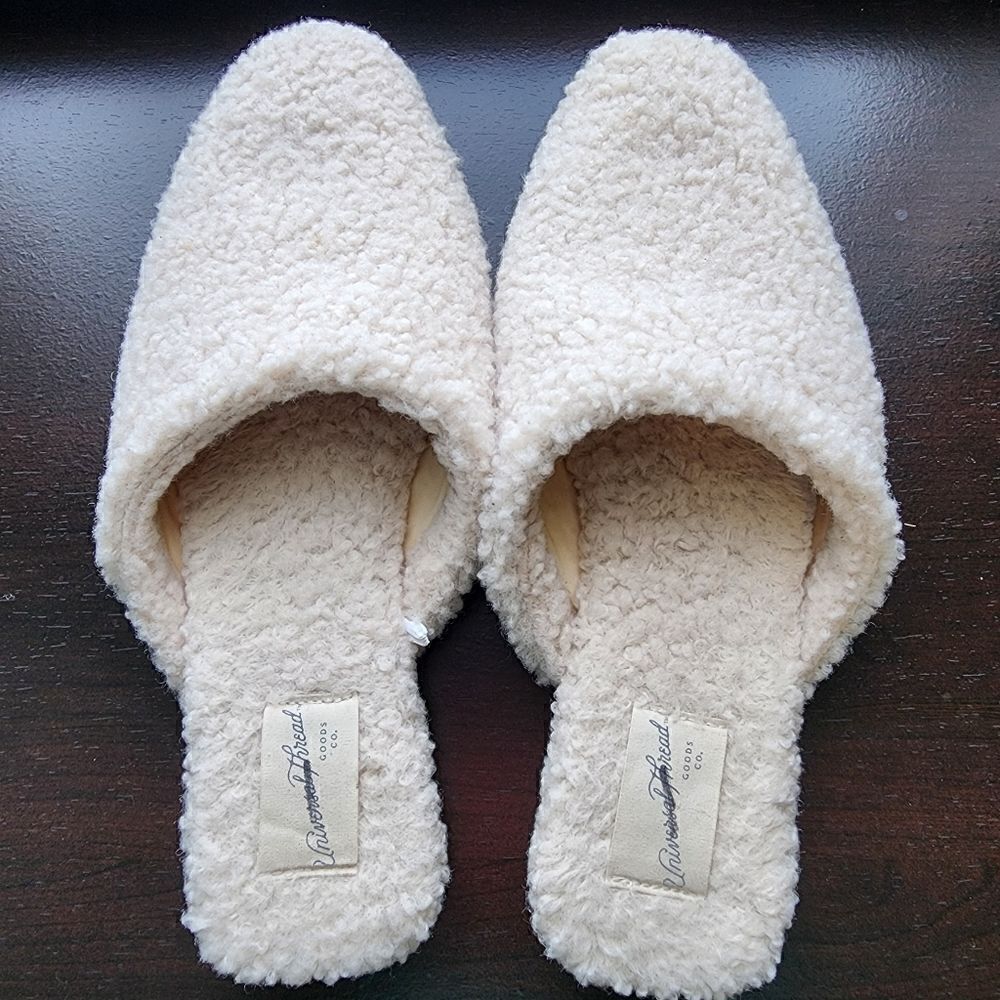 Universal Threads Sherpa Memory Foam Slippers - Picture 4 of 10